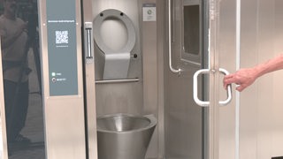 Eine moderne Stahltoilette von innen.