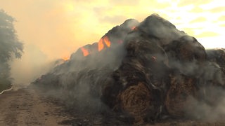 Ein Haufen Heuballen steht in Flammen