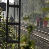 Ermittler an der wegen Vandalismus beschädigten Bahnstrecke.
