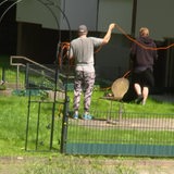 Zwei Männer mähen den Rasen vor einem Haus in Bremen-Lüssum.