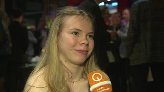 Rollstuhlrugby-Spielerin Mascha Mosel wird bei Bremens Sportgala interviewt.