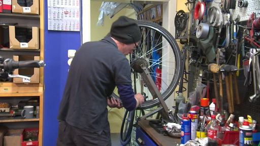 Ein Fahrrad Reifen wird in einer Werkstatt repariert