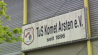 Der Name Tus Komet Arsten steht auf einem Schild am Vereinsgelände