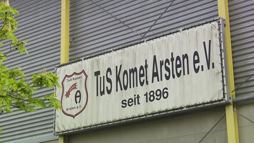 Der Name Tus Komet Arsten steht auf einem Schild am Vereinsgelände