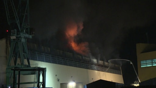 Das Schwimmdock der Lürssen-Werft steht in Flammen