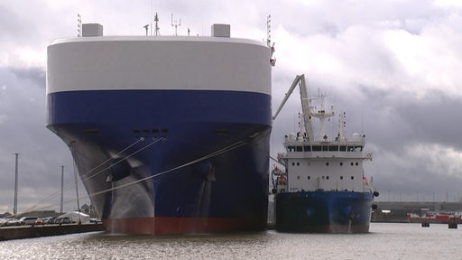 Zwei Schiffe im Hafen von Bremerhaven.