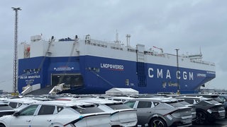 Der LNG-betriebene Autofrachter Indianapolis liegt im Bremerhavener Hafen