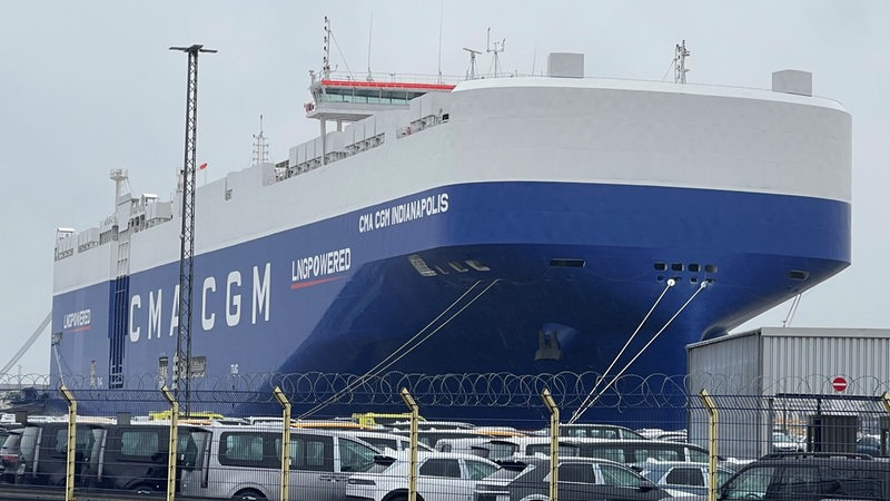 Der LNG-betriebene Autofrachter Indianapolis liegt im Bremerhavener Hafen