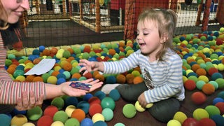 Eine Mutter und ihr Kind sind mit der "Freikarte" in einem Bremer Indoorspielplatz.