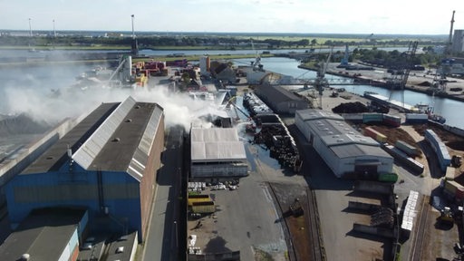 Ein Großbrand im Industriehafen in Bremen. Die Feuerwehr ist mit einem Großaufgebot vor Ort und löscht. 