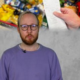 Ein Mann schaut in die Kamera. Im Hintergrund ist ein Bild von einem Einkaufswagen zu sehen und einer Hand, die einen Kassenzettel hält.