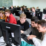 Schüler sitzen im Informatikunterricht an Computern (Symbolbild)