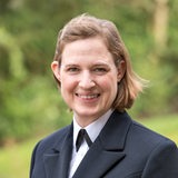 Porträt von Inka von Puttkammer in Marine-Uniform der Bundeswehr.