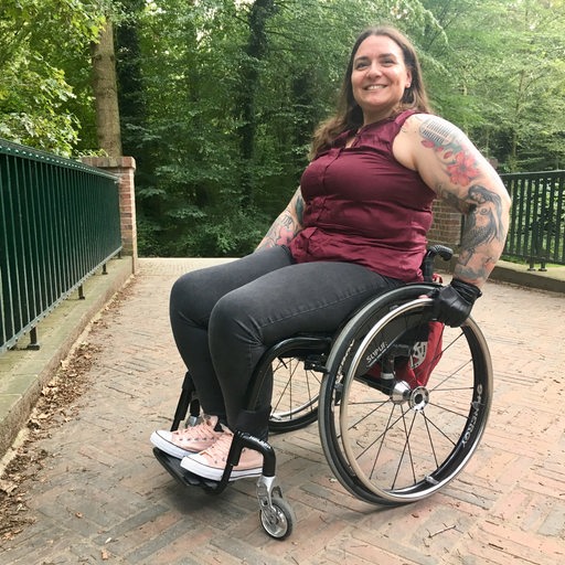 Marina Krumme in ihrem Rollstuhl im Bürgerpark in Bremen.