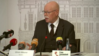Bremens Innensenator Mäurer während einer Pressekonferenz.