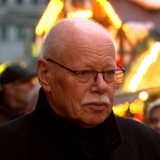 Innensenator Ulrich Mäurer (SPD) auf dem Bremer Weihnachtsmarkt.