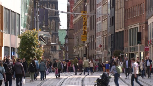 Die Bremer Innenstadt in der Obernstraße bei einem verkaufsoffenen Sonntag im Frühling.
