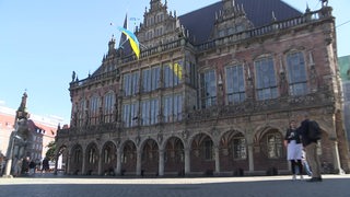 Das Bremer Rathaus an einem sonnigen Tag.