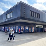 Blick auf ein Gebäude mit der Aufschrift "Karstadt".