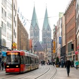 Eine Straßenbahn fährt durch die Obernstraße in der Bremer Innenstadt.