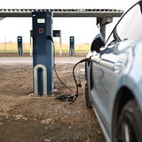 Ein Auto lädt an einer Ladesäule in Niedersachsens größtem Ladepark für Elektro-PKW. Die AG Reederei Norden-Frisia hat auf ihrem Inselparker-Parkplatz P2 in Norden/Norddeich einen Ladepark mit 264 Ladestationen für Elektro-Fahrzeuge installiert. Für die nachhaltige Energieversorgung wurden rund 600 Parkplätze mit Solardächern ausgestattet.