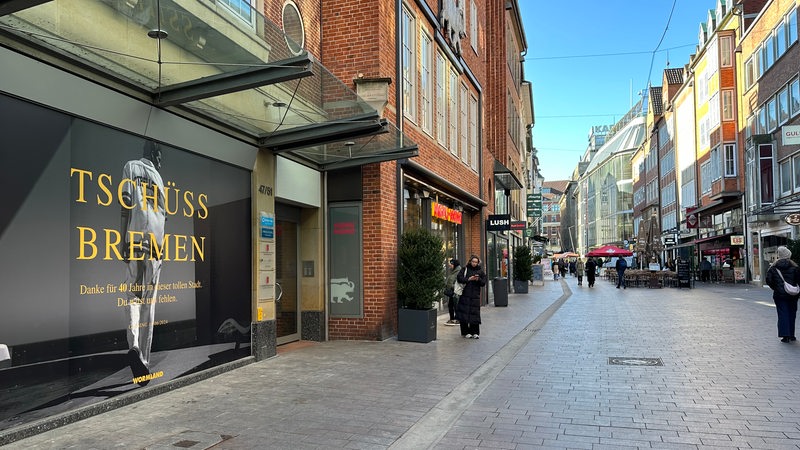 "Tschüs Bremen" steht an einem Schaufenster eines geschlossenen Geschäfts in der Bremer Innenstadt.