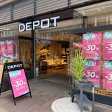 Geschäftsfassade von "Depot" mit "Sale-Angeboten" in der Bremer Innenstadt.