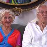 Rentner aus Bremen sitzen gemeinsam auf einem Sofa