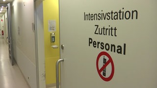 Eine Tür in einer Klinik mit der Aufschrift "Intensivstation Zutritt Personal"