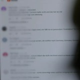 Ein Nutzer liest Hasskommentare auf einer Internetseite.