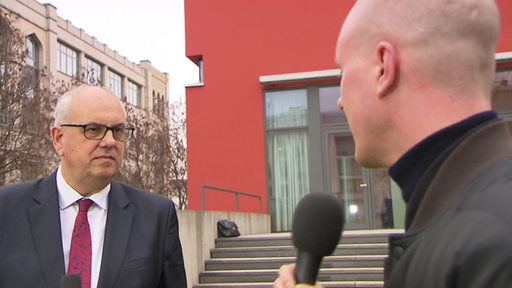 Buten un binnen-Reporter Torben Ostermann interviewt den bremer Bürgermeister Andreas Bovenschulte.
