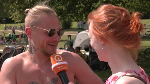 Die Reporterin Maike Evers im Gespräch mit einer Person