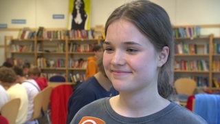 Ein Mädchen aus der Ukraine gibt ein Interview in der Schule in Bremen. 