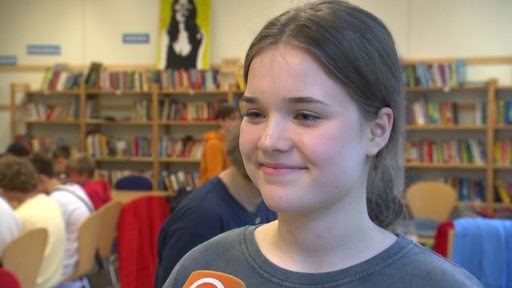 Ein Mädchen aus der Ukraine gibt ein Interview in der Schule in Bremen. 