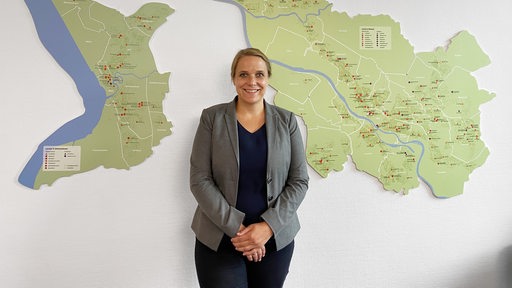 IQHB Direktorin Dr. Susanne Kollmann vor den Karten von Bremerhaven und Bremen