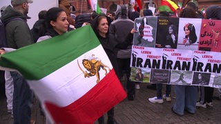 Viele Menschen protestieren vor dem Bremer Hauptbahnhof für die Freiheit von Frauen im Iran. 