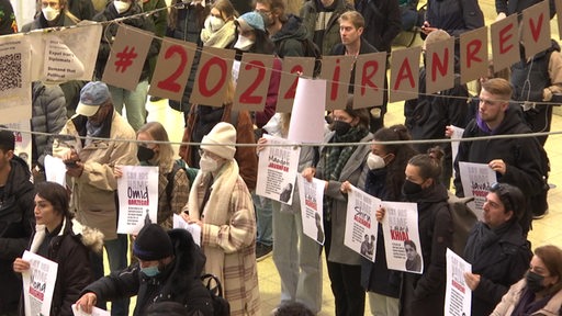 Studierende der Universität auf der Solidaritätsdemo für die Proteste im Iran.