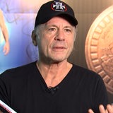 Iron Maiden Sänger Bruce Dickinson im Interview.
