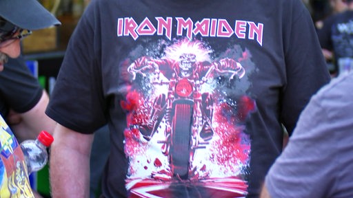 Ein Metal Fan trägt ein Iron Maiden Tshirt