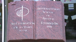 Marmorbuch mit eingraviertem Gründungsjahr der International School Bremen.
