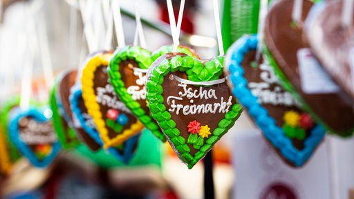 Lebkuchenherzen werden auf dem Freimarkt verkauft.