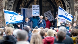 Herrmann Kuhn von der Deutsch-Israelischen Gesellschaft Bremen spricht bei einer Solidaritätskundgebung nach den Angriffen gegen Israel. 