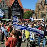 Menschen mit Israel- und Palästinafahnen auf dem Bremer Marktplatz