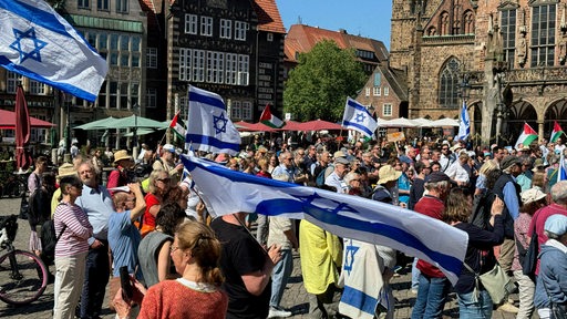 Menschen mit Israel- und Palästinafahnen auf dem Bremer Marktplatz