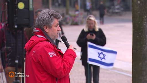 Ein Sprecher bei einem Zusammenkommen zur Solidaritätskundgebung für Israel. 