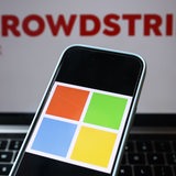 Microsoft-Logo vor dem Crowdstrike-Logo