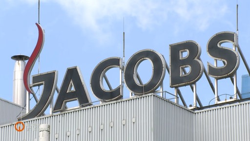Das Logo der Firma Jacobs, auf einem Dach.