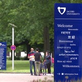 Der Eingang der Jacobs University. Ein Willkommensschild auf vielen verschiedenen Sprachen.