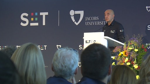 Der Investor der Jacobs University hält eine Rede.
