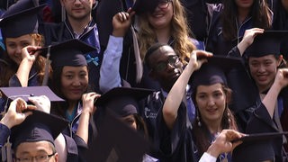Schüler_innen der Jacobs-Universität schmeissen ihre Hüte in die Luft.